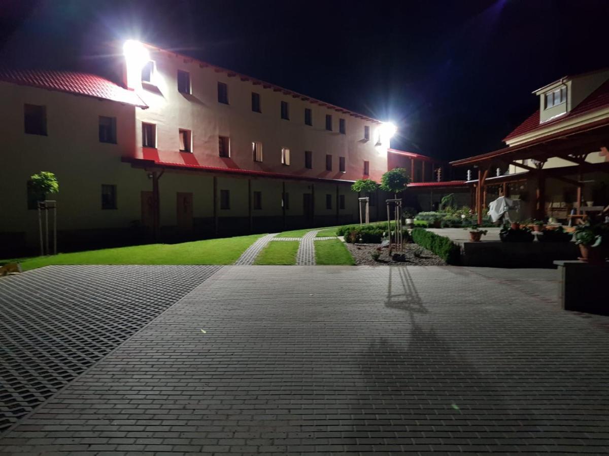 Bed and Breakfast Bendovsky Dvur Dusniky Екстер'єр фото